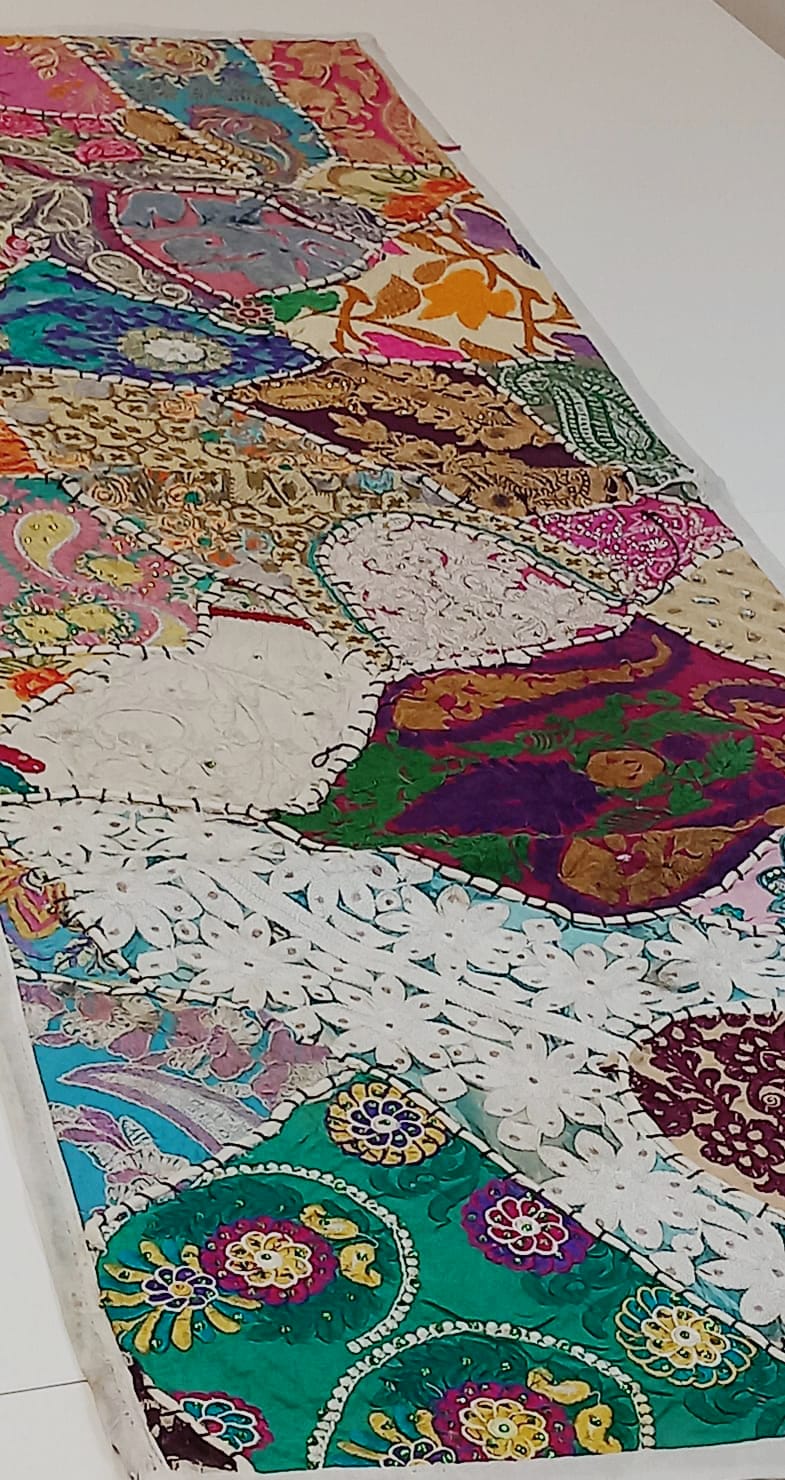 Camino de Mesa Pach. 45cmx145cm.Envío Gratis.Artículo etnico artesanía india. Precio sin competencia.Modelo FLORES BLANCAS.