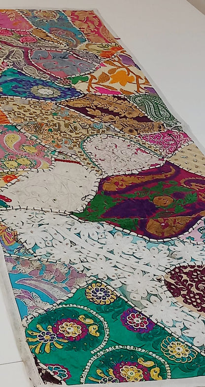 Camino de Mesa Pach. 45cmx145cm.Envío Gratis.Artículo etnico artesanía india. Precio sin competencia.Modelo FLORES BLANCAS.