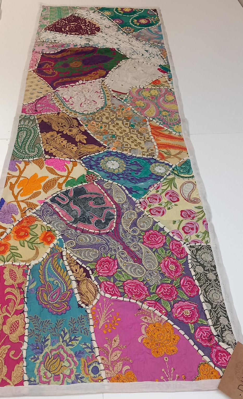 Camino de Mesa Pach. 45cmx145cm.Envío Gratis.Artículo etnico artesanía india. Precio sin competencia.Modelo FLORES BLANCAS.