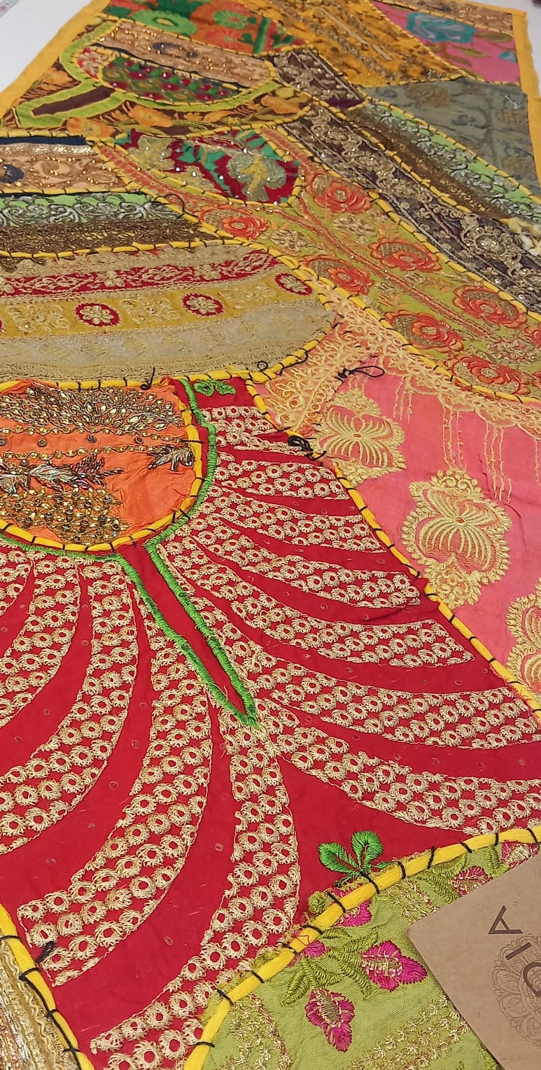 Camino de Mesa Pach. 48cmx148cm.Envío Gratis.Artículo etnico artesanía india. Precio sin competencia.Modelo luz.