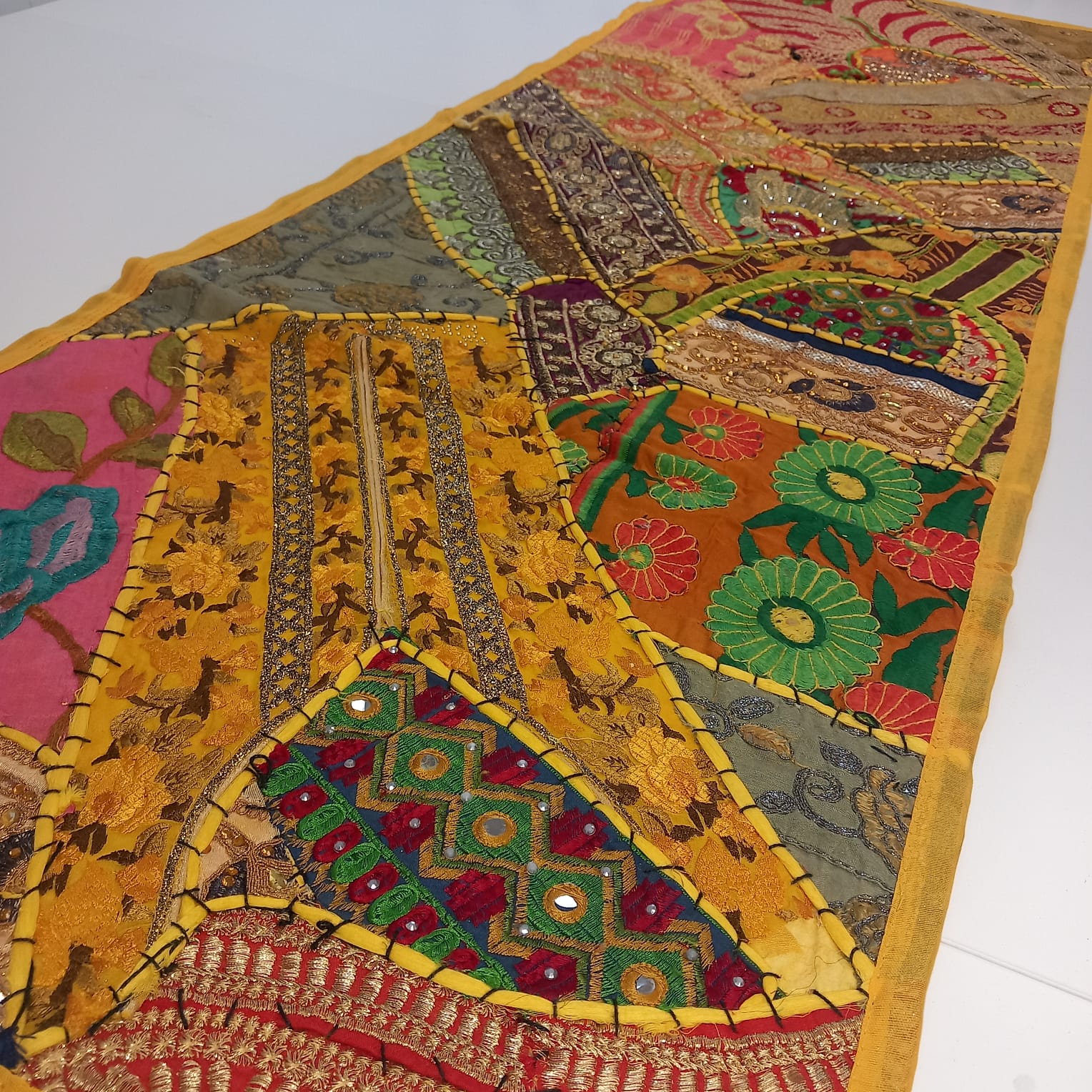 Camino de Mesa Pach. 48cmx148cm.Envío Gratis.Artículo etnico artesanía india. Precio sin competencia.Modelo luz.