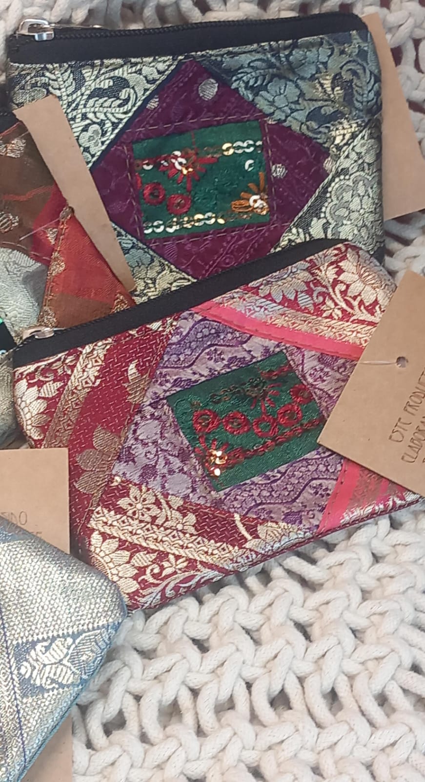 MONEDEROS VARANASI SEDOSOS ÚNICOS ARTESANALES,ENVÍO GRATIS SIN PEDIDO MÍNIMO.