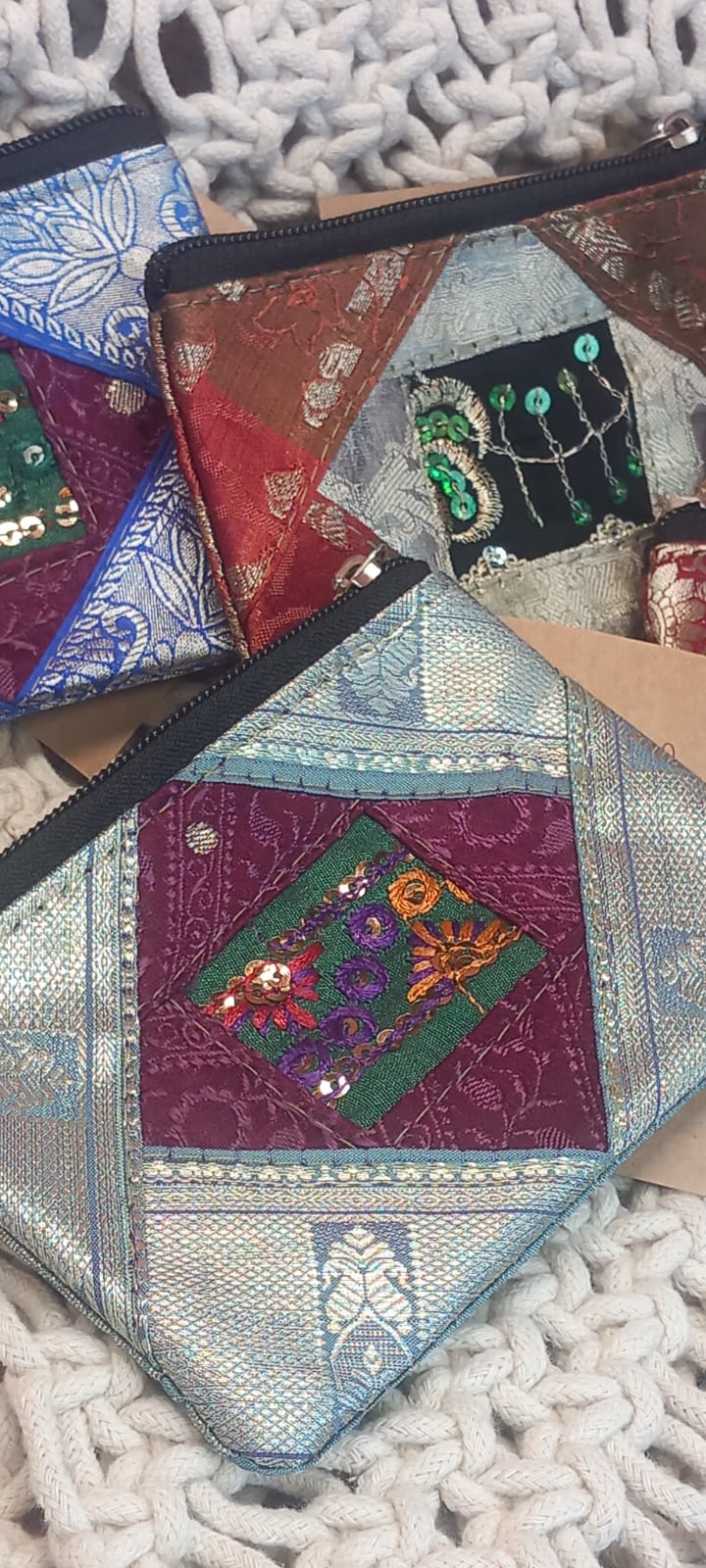 MONEDEROS VARANASI SEDOSOS ÚNICOS ARTESANALES,ENVÍO GRATIS SIN PEDIDO MÍNIMO.