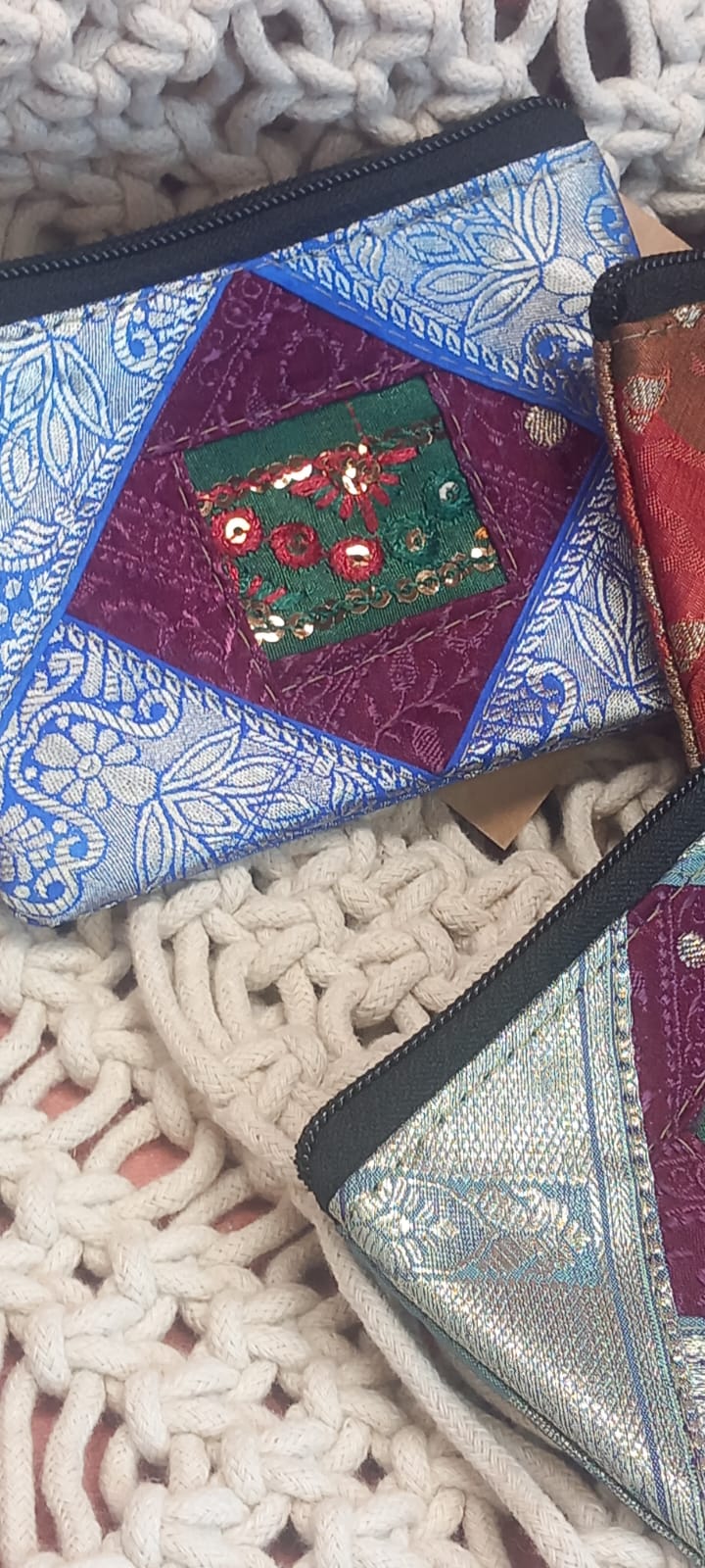 MONEDEROS VARANASI SEDOSOS ÚNICOS ARTESANALES,ENVÍO GRATIS SIN PEDIDO MÍNIMO.