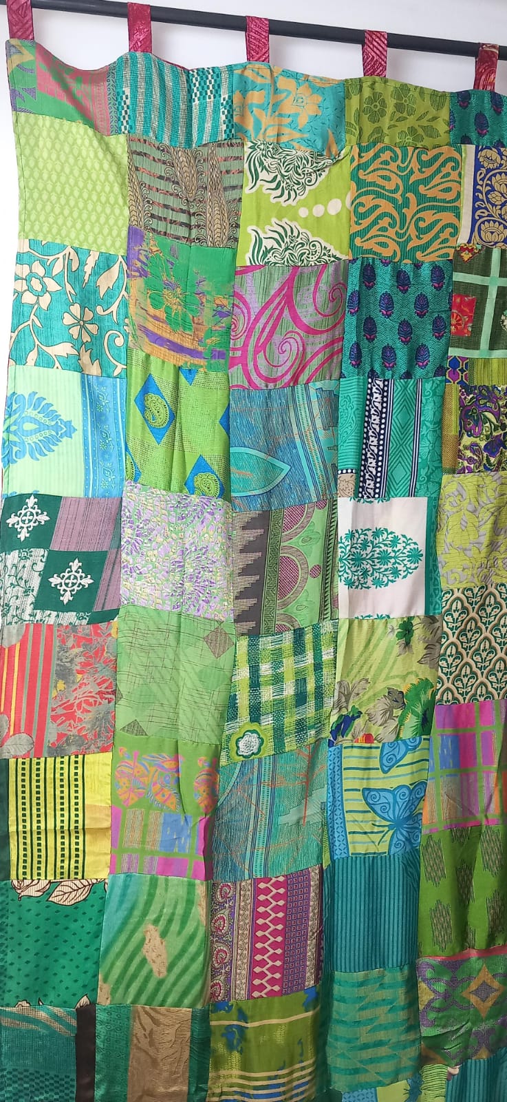 Cortina reversible ya confeccionada con trabillas,modelo Kala.