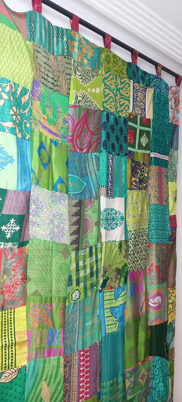 Cortina reversible ya confeccionada con trabillas,modelo Kala.