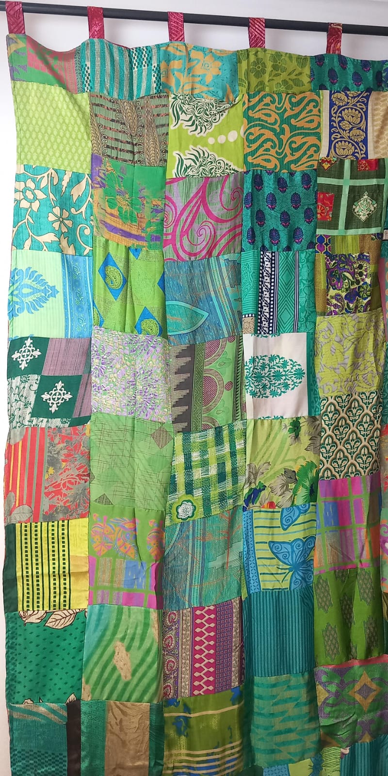 Cortina reversible ya confeccionada con trabillas,modelo Kala.