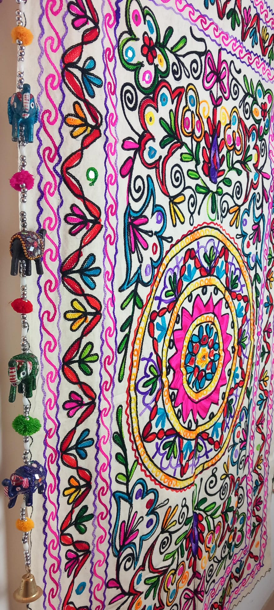 Tapiz Gora Mandala 75x120 bordado,una joya textil con alma bohemía hecha en India.Envío gratis sin pedido sin pedido mínimo.