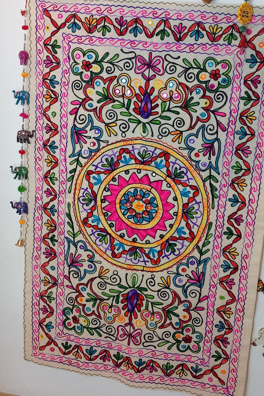 Tapiz Gora Mandala 75x120 bordado,una joya textil con alma bohemía hecha en India.Envío gratis sin pedido sin pedido mínimo.