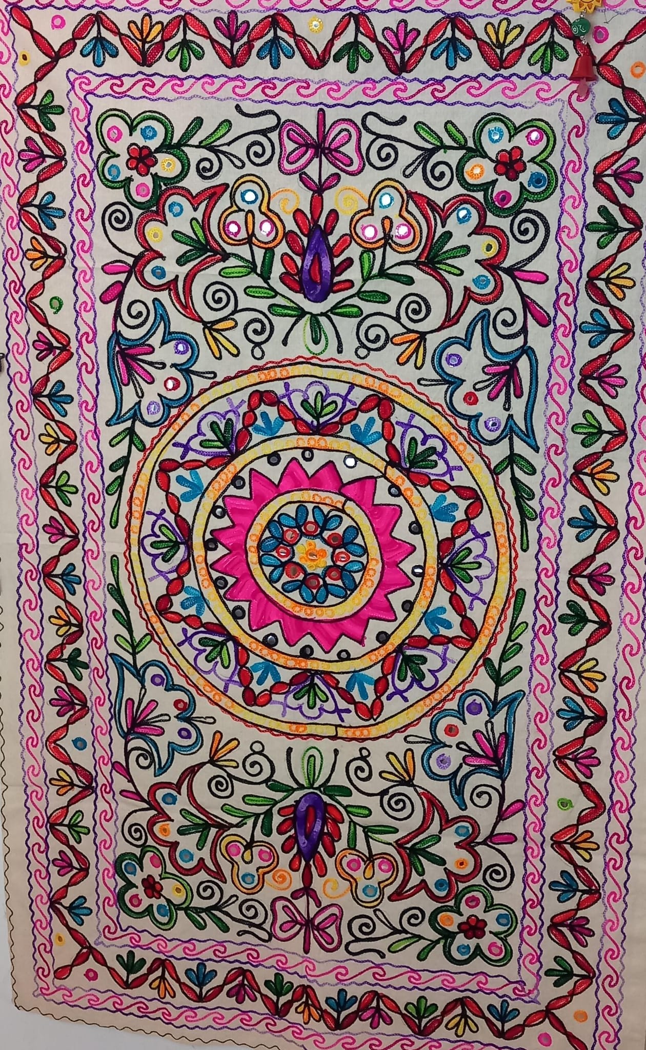 Tapiz Gora Mandala 75x120 bordado,una joya textil con alma bohemía hecha en India.Envío gratis sin pedido sin pedido mínimo.