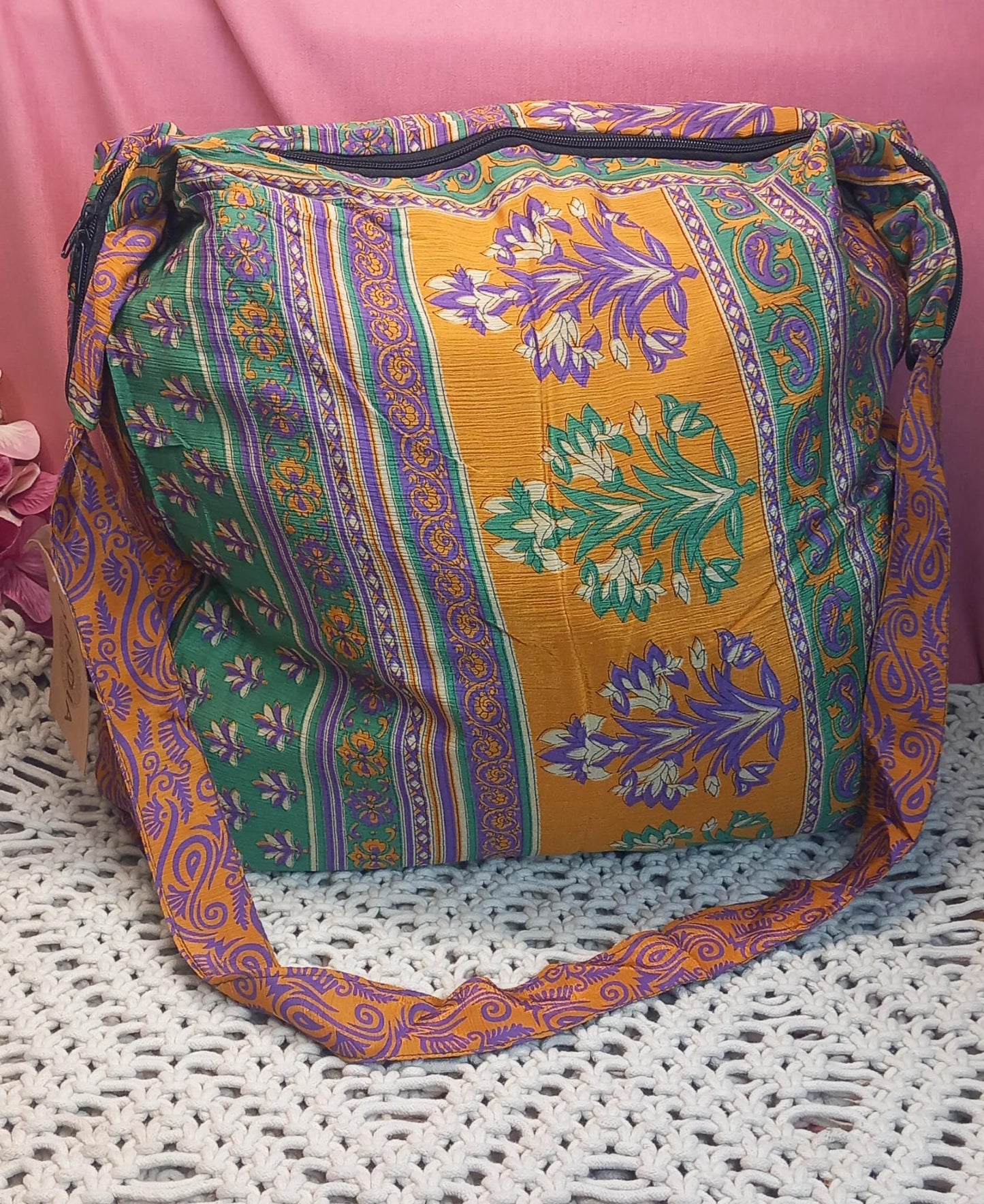 Bolso elaborado en tejido indio y con estampados étnicos, en colores mágicos.Modelo Moksha.ENVÍO GRATIS SIN PEDIDO MÍNIMO.