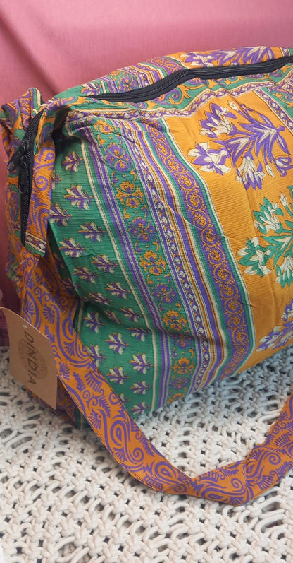Bolso elaborado en tejido indio y con estampados étnicos, en colores mágicos.Modelo Moksha.ENVÍO GRATIS SIN PEDIDO MÍNIMO.
