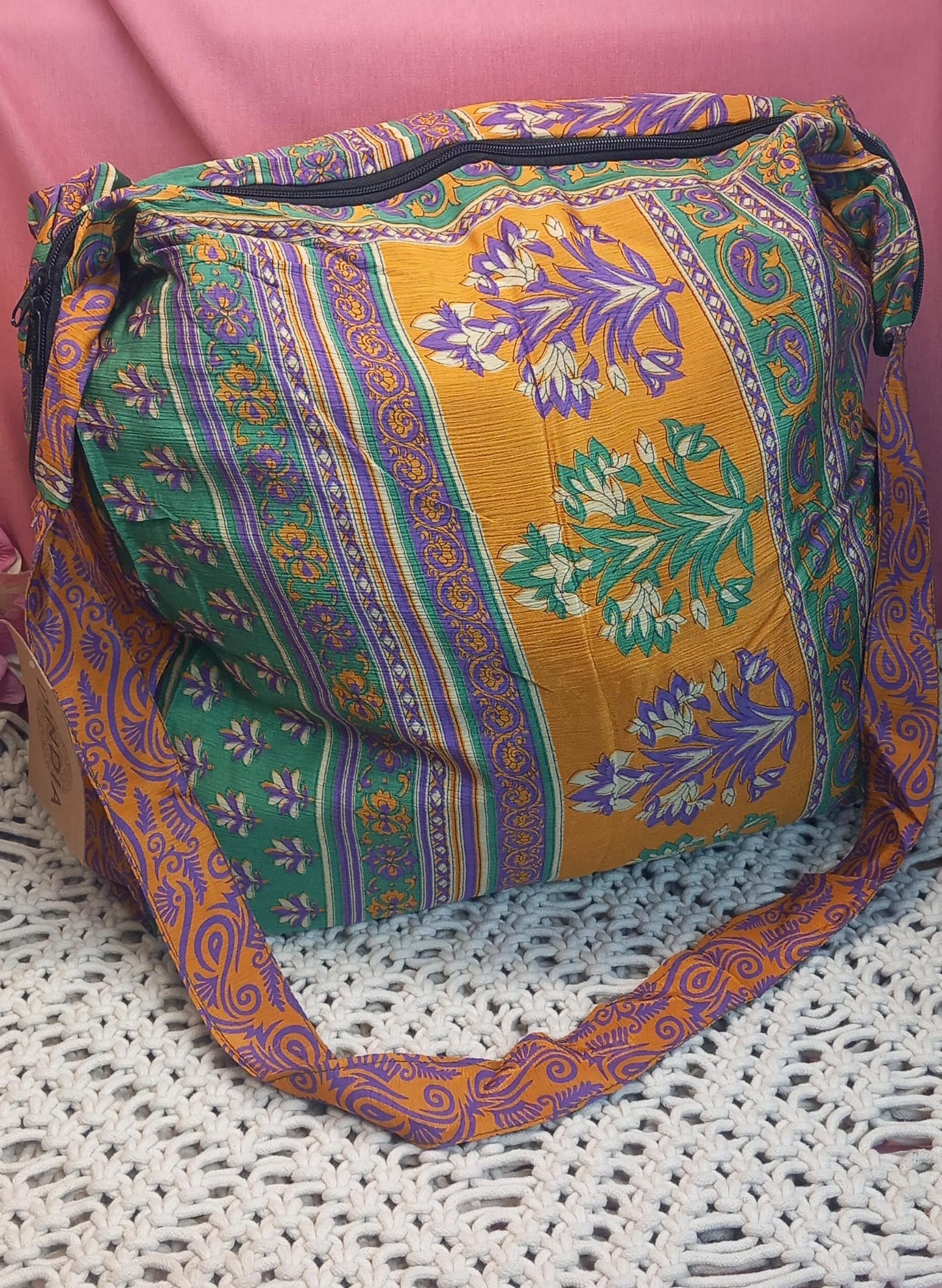 Bolso elaborado en tejido indio y con estampados étnicos, en colores mágicos.Modelo Moksha.ENVÍO GRATIS SIN PEDIDO MÍNIMO.