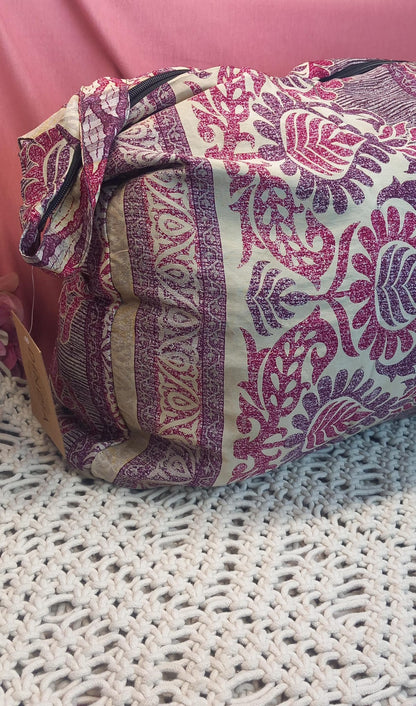 Bolso elaborado en tejido indio y con estampados étnicos, en colores mágicos.Modelo Om om.Envío gratis y 100%artesanía India.