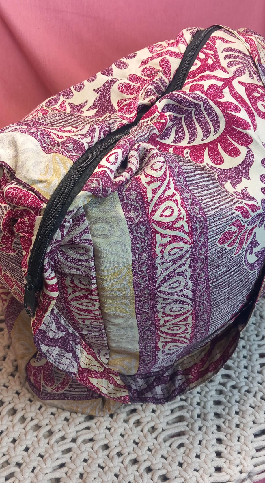 Bolso elaborado en tejido indio y con estampados étnicos, en colores mágicos.Modelo Om om.Envío gratis y 100%artesanía India.