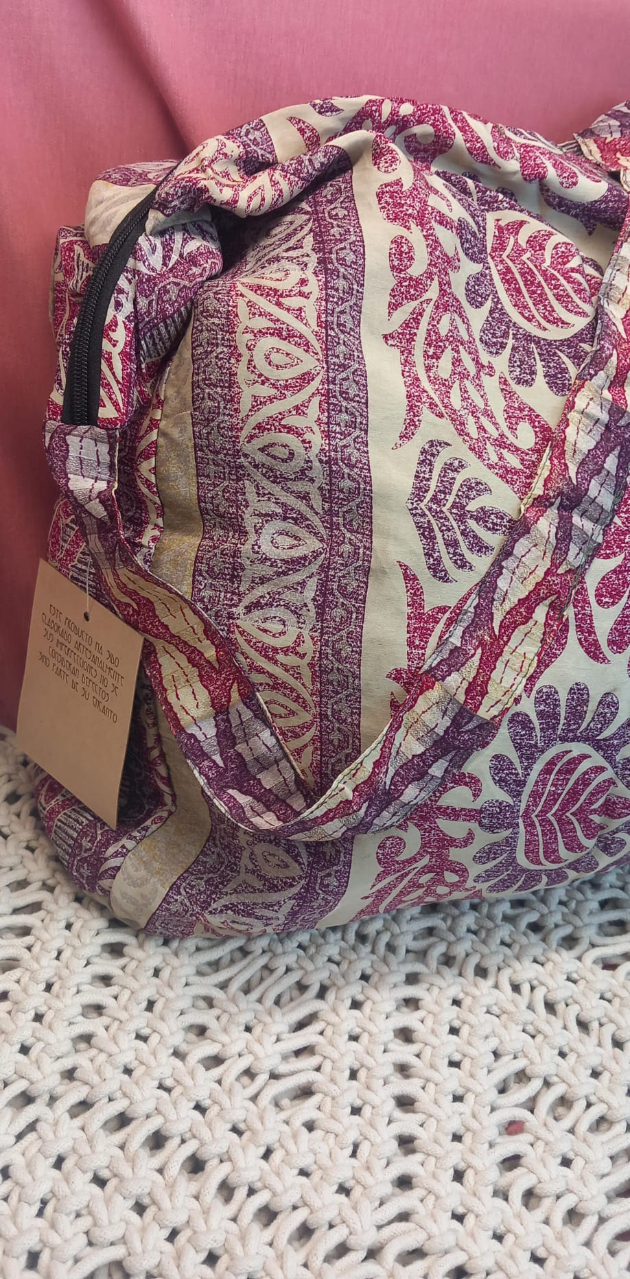 Bolso elaborado en tejido indio y con estampados étnicos, en colores mágicos.Modelo Om om.Envío gratis y 100%artesanía India.