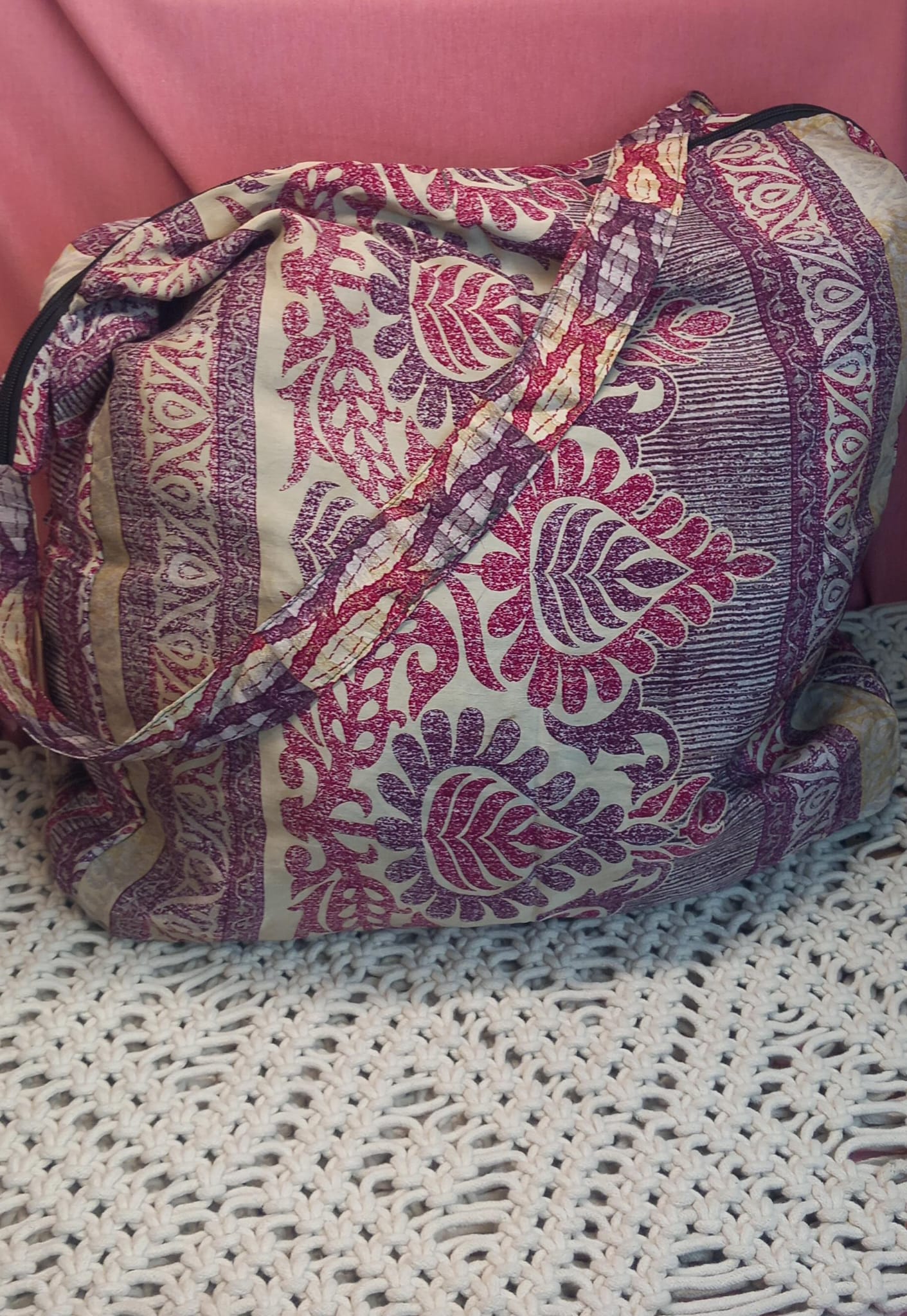 Bolso elaborado en tejido indio y con estampados étnicos, en colores mágicos.Modelo Om om.Envío gratis y 100%artesanía India.