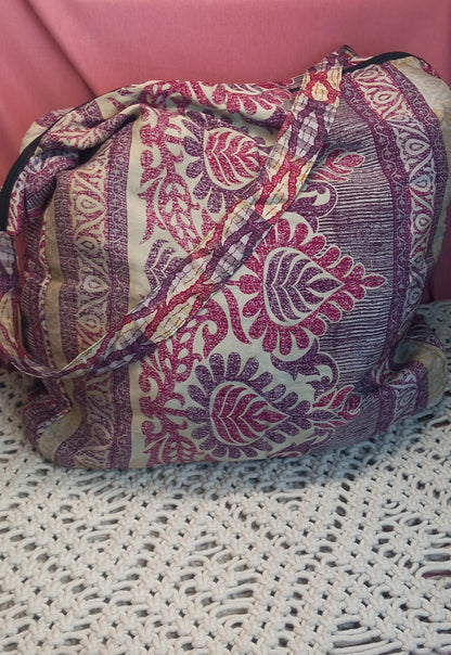Bolso elaborado en tejido indio y con estampados étnicos, en colores mágicos.Modelo Om om.Envío gratis y 100%artesanía India.