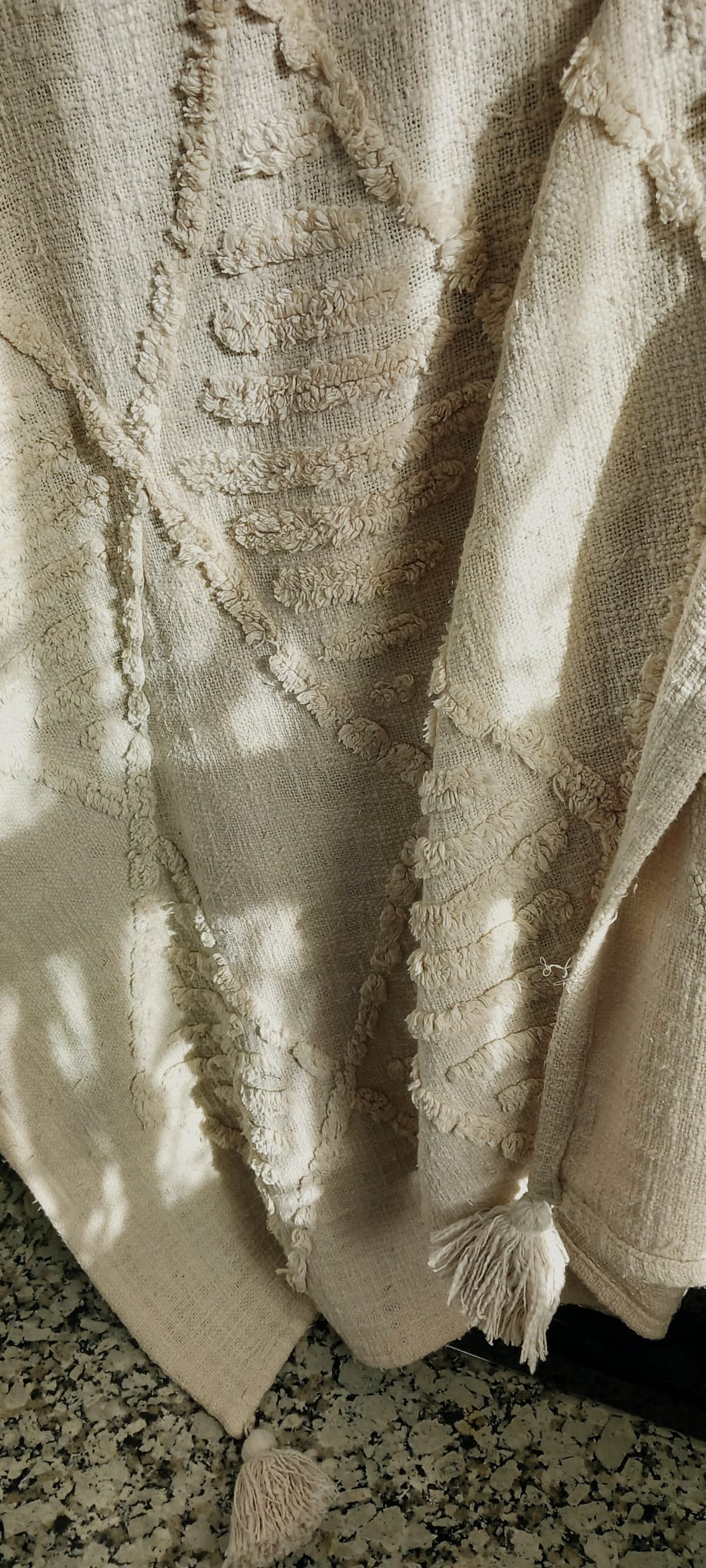 JARAPA PLAID ALON BEIG HUESO Plaid de Algodón con borlas en las esquinas.PRECIO SIN COMPETENCIA.Envío Gratis.