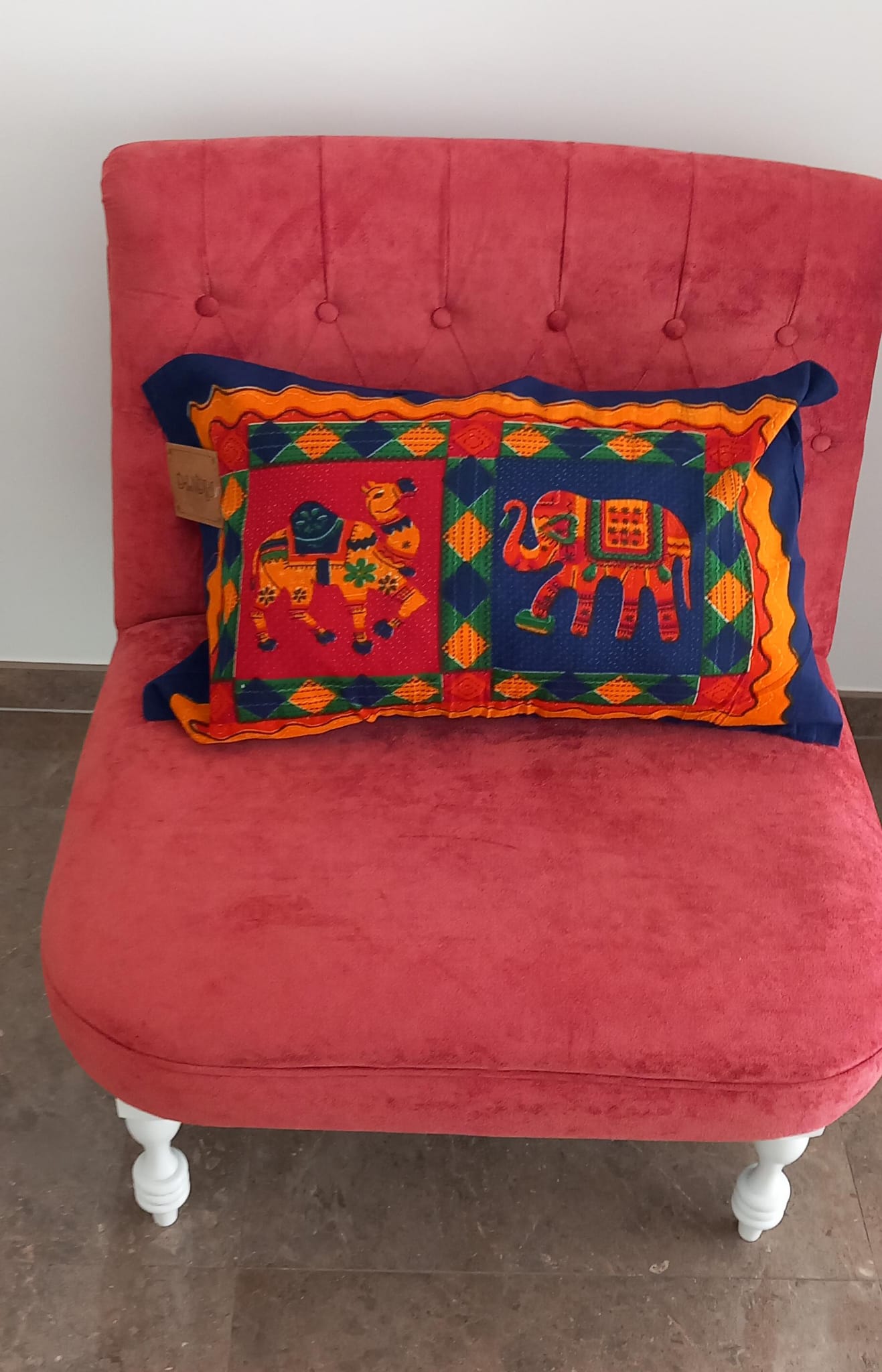 FUNDA DE COJÍN Y/O ALMOHADA. Una pieza textil que llena de vida cualquier rincón. La funda de cojín/almohada estampada (40x65 cm) está elaborada artesanalmente en algodón, con estampados coloridos y dibujos que transmiten alegría y originalidad. Cada modelo es una pequeña obra de arte textil que aporta un toque fresco y diferente a la decoración. Ideal para complementar rincones especiales con un aire bohemio y artesanal.