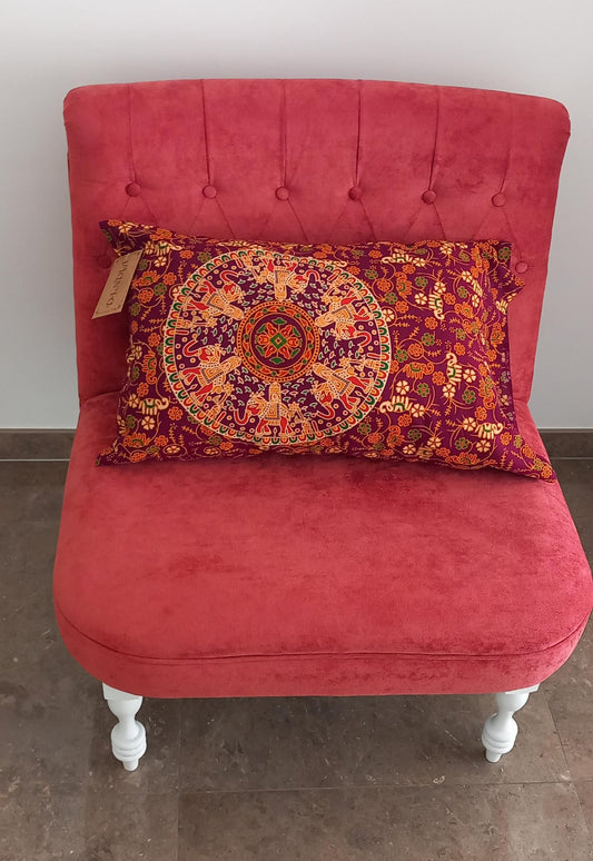 FUNDA DE COJÍN Y/O ALMOHADA. Una pieza textil que llena de vida cualquier rincón. La funda de cojín/almohada estampada (40x65 cm) está elaborada artesanalmente en algodón, con estampados coloridos y dibujos que transmiten alegría y originalidad. Cada modelo es una pequeña obra de arte textil que aporta un toque fresco y diferente a la decoración. Ideal para complementar rincones especiales con un aire bohemio y artesanal.