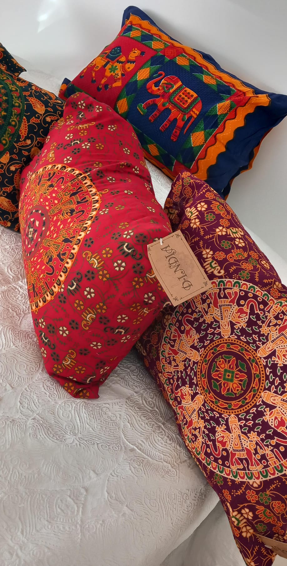 FUNDA DE COJÍN Y/O ALMOHADA MANDALA CON ELEFANTES SOBRE FONDO GRANATE.PIEZA TEXTIL CON ALMA