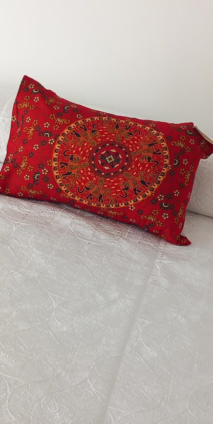FUNDA DE COJÍN Y/O ALMOHADA. Una pieza textil que llena de vida cualquier rincón. La funda de cojín/almohada estampada (40x65 cm) está elaborada artesanalmente en algodón, con estampados coloridos y dibujos que transmiten alegría y originalidad. Cada modelo es una pequeña obra de arte textil que aporta un toque fresco y diferente a la decoración. Ideal para complementar rincones especiales con un aire bohemio y artesanal.