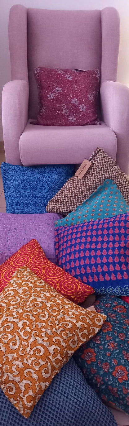 La Funda de Cojín Saree 40x40 cm es una pieza artesanal que combina elegancia, sostenibilidad y exclusividad en cada detalle. Confeccionada con telas sedosas recicladas de saree, cada funda es única gracias a sus colores vibrantes y estampados irrepetibles. 