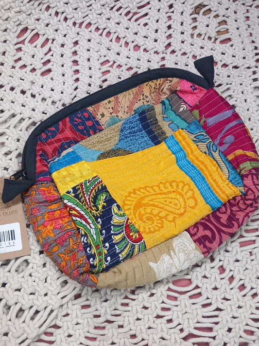 Un accesorio sofisticado y sostenible con un toque salvaje. Este neceser, confeccionado a partir de telas sedosas recicladas de antiguos sarees, es una pieza única que fusiona artesanía y exclusividad. Su diseño rectangular y su cierre de cremallera lo convierten en el complemento perfecto para organizar cosméticos, documentos o pequeños objetos con estilo. Disponible en tres tamaños y con estampados irrepetibles, cada pieza es una joya textil con historia.