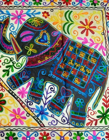 TAPIZ QUE ES UNA PIEZA ARTESANAL QUE TRANSMITE FUERZA Y BELLEZA EN CADA PUNTADA.90X130CM.ENVÍO GRATIS.