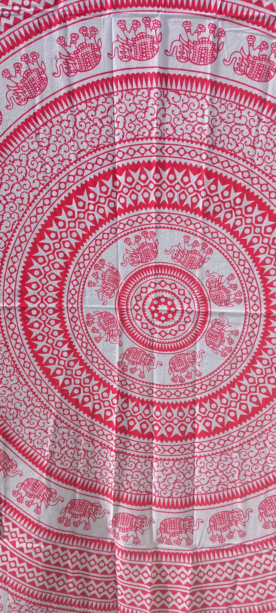 MULTIUSOS PLAID CUBRE ELFANTES CON ROJO EN ALGODÓN NATURAL ARTESANALMENTE HECHO EN INDIA. ENVÍO GRATIS SIN PEDIDO MÍNIMO.