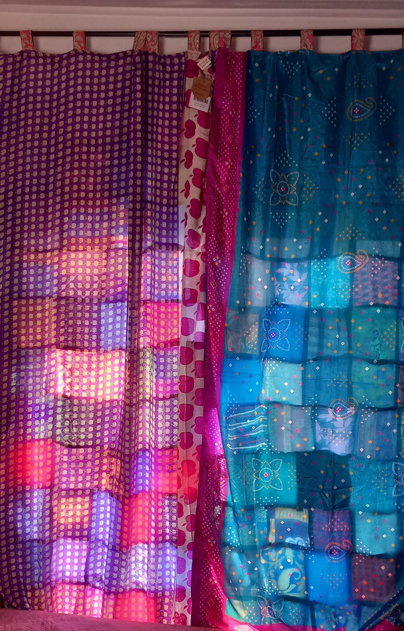 SET DE 2 CORTINAS CONFECCIONADAS REVERSIBLES Y ARTESANALES EN PATCHWORK TELAS SEDOSAS DE PRIMERÍSIMA CALIDAD.ENVÍO GRATIS.