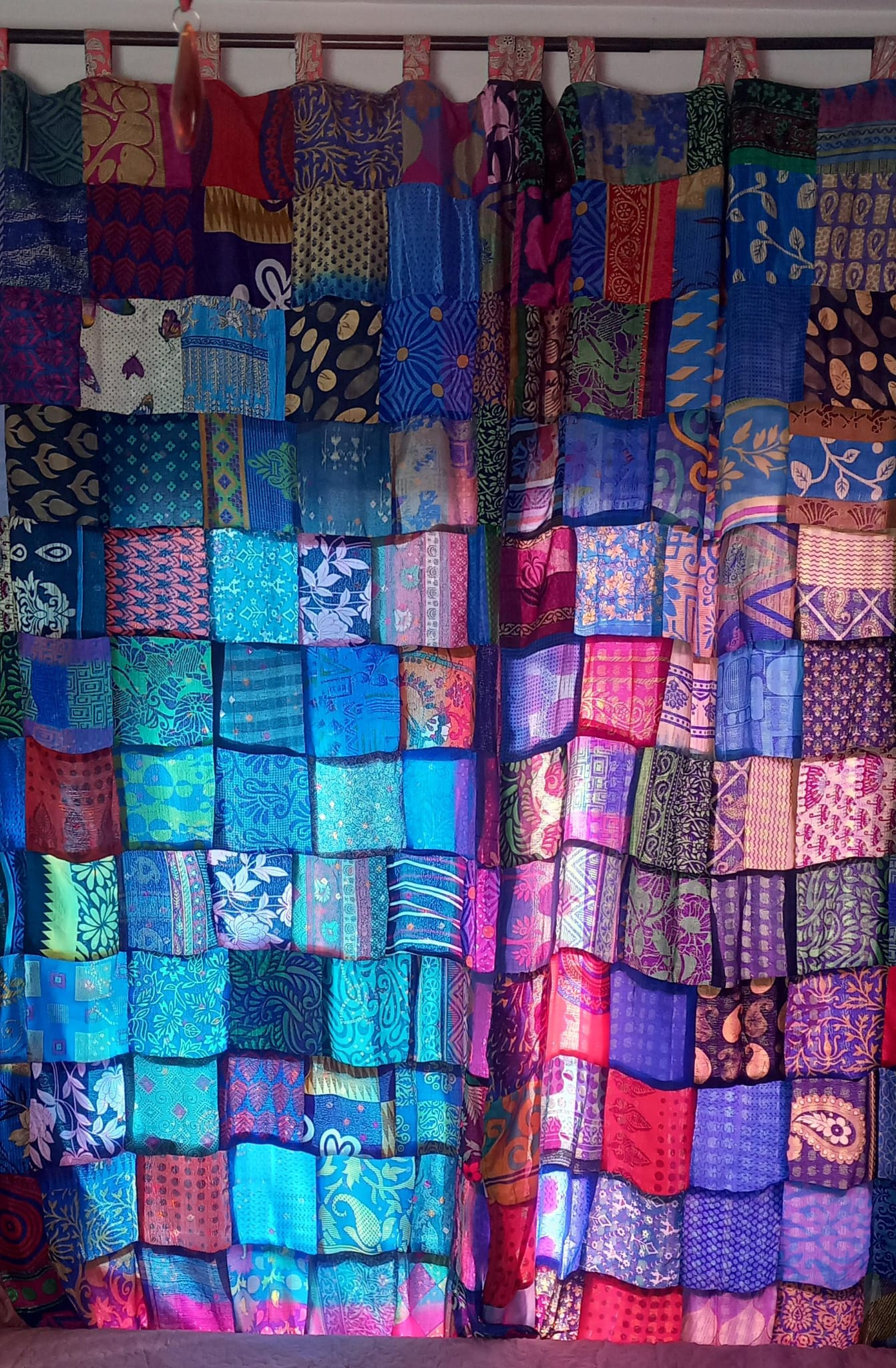 SET DE 2 CORTINAS CONFECCIONADAS REVERSIBLES Y ARTESANALES EN PATCHWORK TELAS SEDOSAS DE PRIMERÍSIMA CALIDAD.ENVÍO GRATIS.