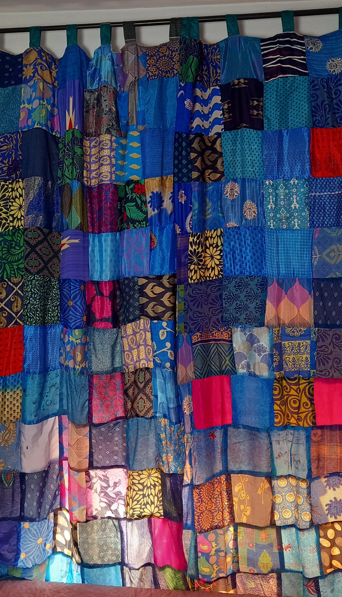 JUEGO DE 2 CORTINAS CONFECCIONADAS MÁGICAS PORQUE SON REVERSIBLES,ARTESANÍA PATCHWORK EN INDIA,ENVÍO GRATIS.