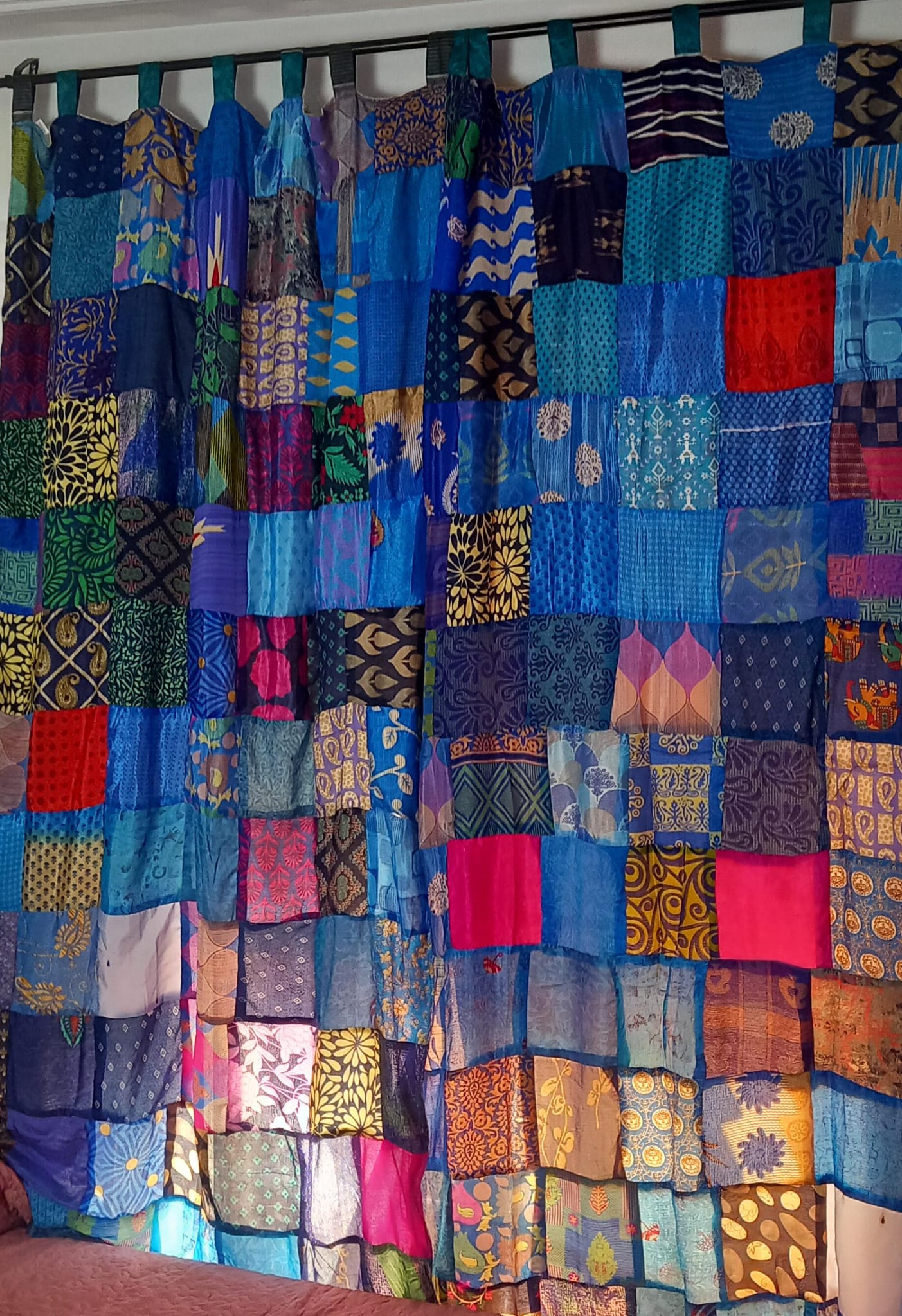 JUEGO DE 2 CORTINAS CONFECCIONADAS MÁGICAS PORQUE SON REVERSIBLES,ARTESANÍA PATCHWORK EN INDIA,ENVÍO GRATIS.