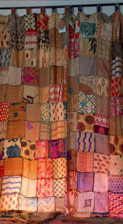 SET DE 2 CORTINAS CONFECCIONADAS CON SUS TRABILLAS REVERSIBLES Y VIBRANTES REALIZADAS ARTESANALMENTE EN INDIA EN PATCHWORK.ENVÍO GRATIS.