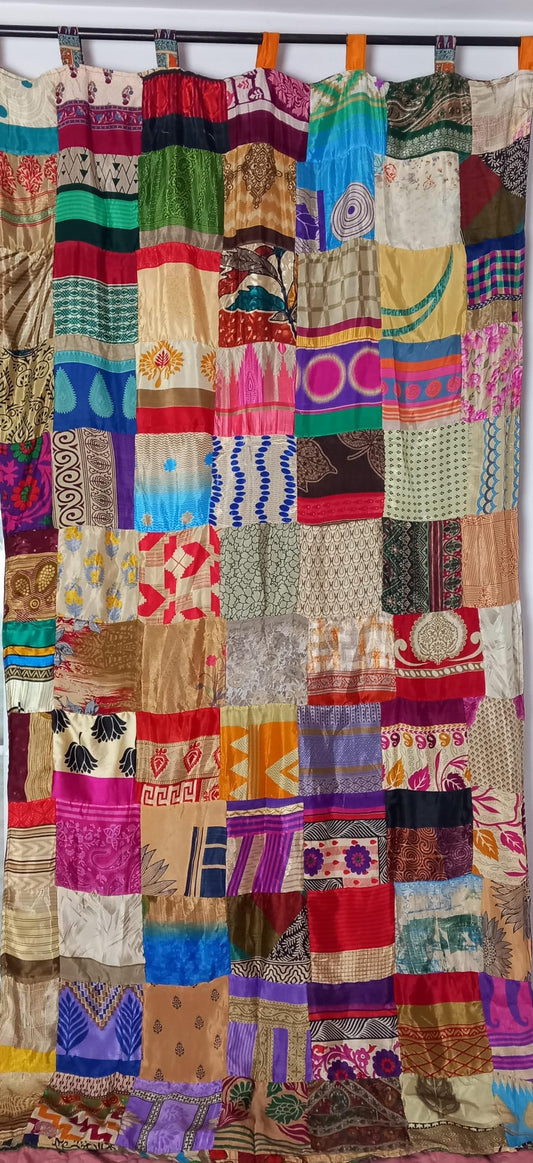 CORTINA CONFECCIONADA REVERSIBLE CON TRABILLAS EN PATCKWORK,PIEZAS VIBRANTES EN COLOR DE LA INDIA.ENVÍO GRATIS