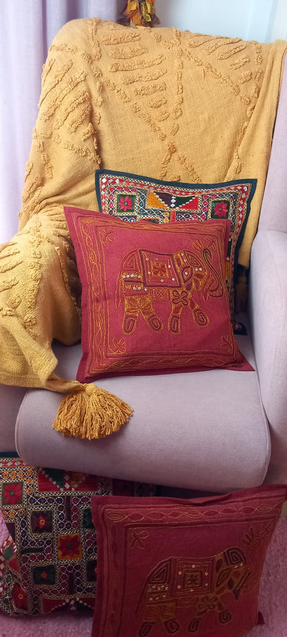 FUNDA DE COJÍN ELEFANTE VINO 40X40CM VIBRANTE Y AUTÉNTICAS ESENCIA DE INDIA ELABORADA ARTESANALMENTE,ENVÍO GRATIS SIN PEDIDO MÍNIMO.