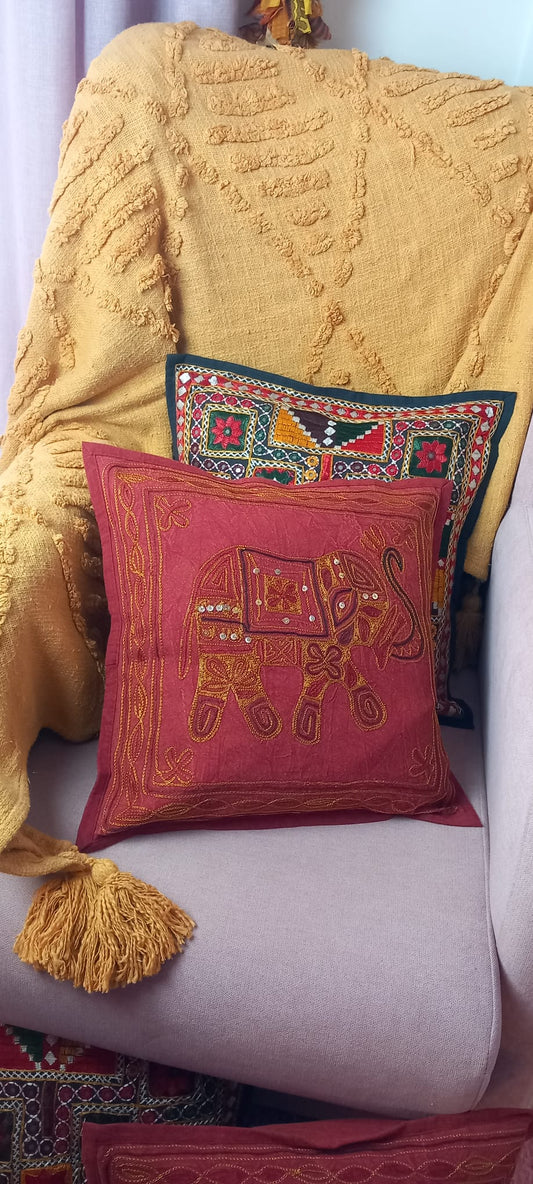 Un toque bohemio y artesanal para cualquier espacio. Esta funda de cojín Old Banjara es una pieza única, confeccionada con retales de tejidos tradicionales llenos de historia. Sus vibrantes bordados, detalles en espejos y abalorios la convierten en un complemento perfecto para quienes buscan decorar con personalidad y autenticidad. Su apertura trasera facilita la colocación del relleno, aportando comodidad y practicidad.