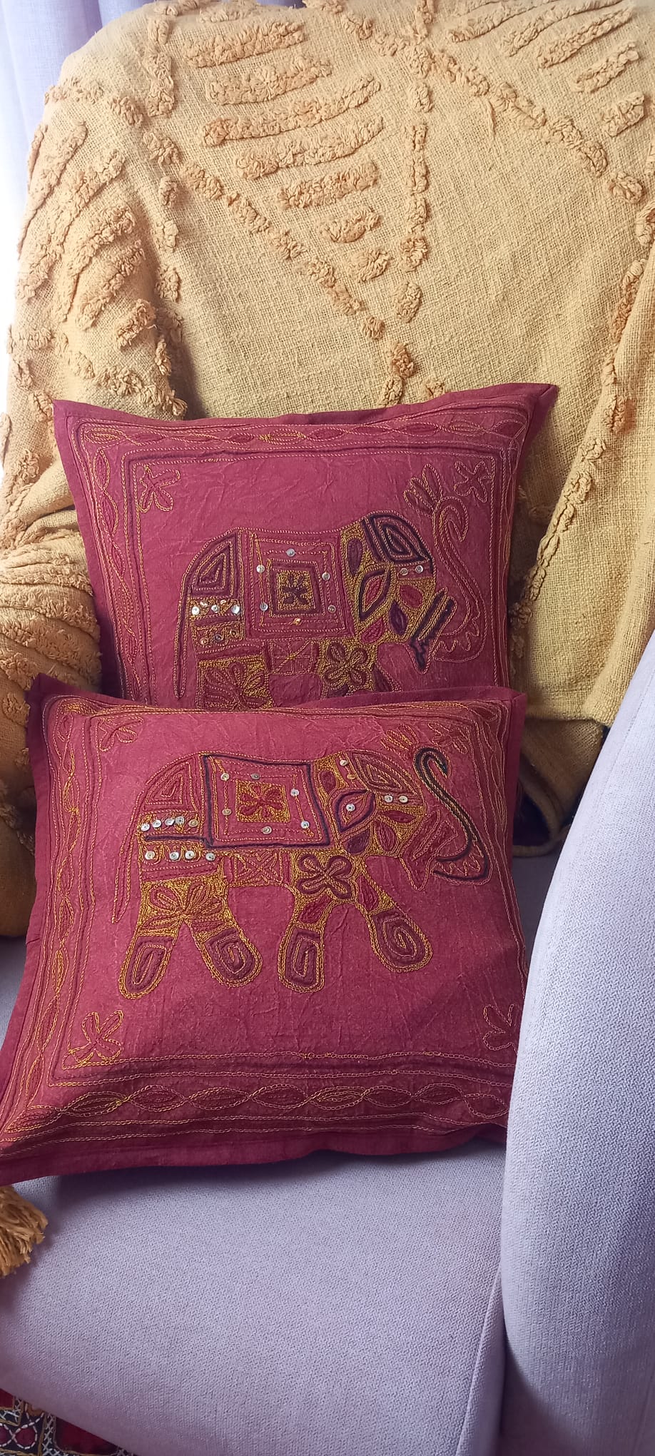 FUNDA DE COJÍN ELEFANTE VINO 40X40CM VIBRANTE Y AUTÉNTICAS ESENCIA DE INDIA ELABORADA ARTESANALMENTE,ENVÍO GRATIS SIN PEDIDO MÍNIMO.