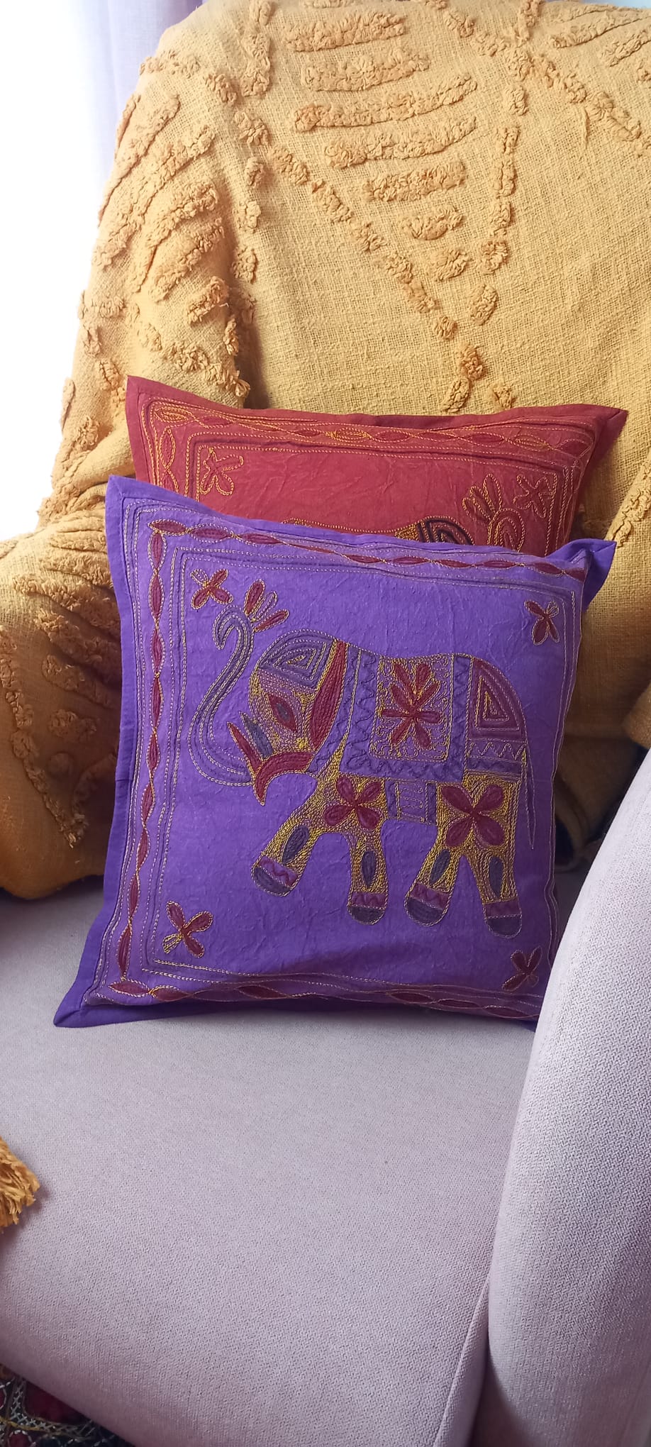 Un toque bohemio y artesanal para cualquier espacio. Esta funda de cojín Old Banjara es una pieza única, confeccionada con retales de tejidos tradicionales llenos de historia. Sus vibrantes bordados, detalles en espejos y abalorios la convierten en un complemento perfecto para quienes buscan decorar con personalidad y autenticidad. Su apertura trasera facilita la colocación del relleno, aportando comodidad y practicidad.