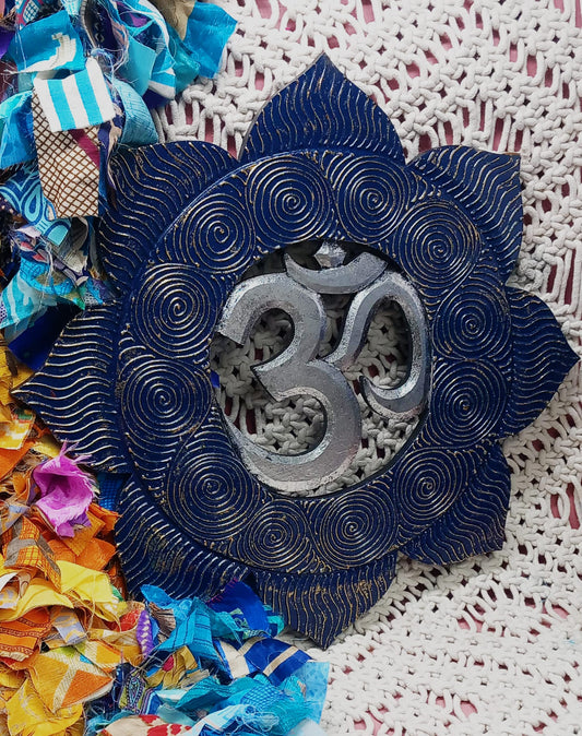 FLOR AZUL Y PLATA DE OM 40CM JOYA ARTESANAL HECHA A MANO EN INDONESIA TRANSMITE CALMA,AUTENTICIDAD Y ESPIRITUALIDAD.ENVÍO GRATIS SIN PEDIDO MÍNIMO.