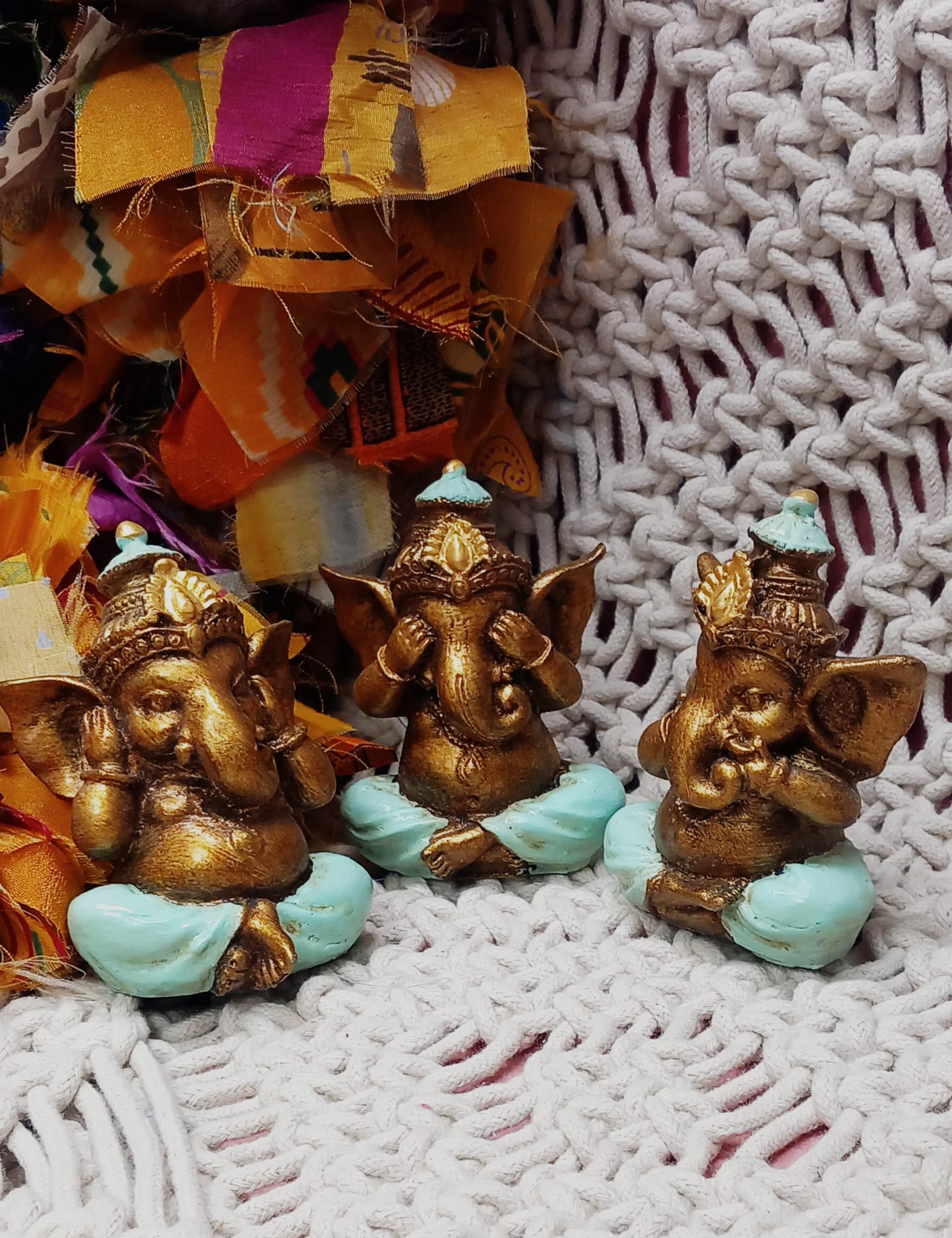 Set de 3 Piezas artesanales de carácter espiritual, ideal para llenar de intención y simbolismo cualquier espacio. Este set de Ganeshas es envío gratis sin pedido mínimo.