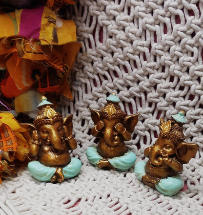 Set de 3 Piezas artesanales de carácter espiritual, ideal para llenar de intención y simbolismo cualquier espacio. Este set de Ganeshas es envío gratis sin pedido mínimo.