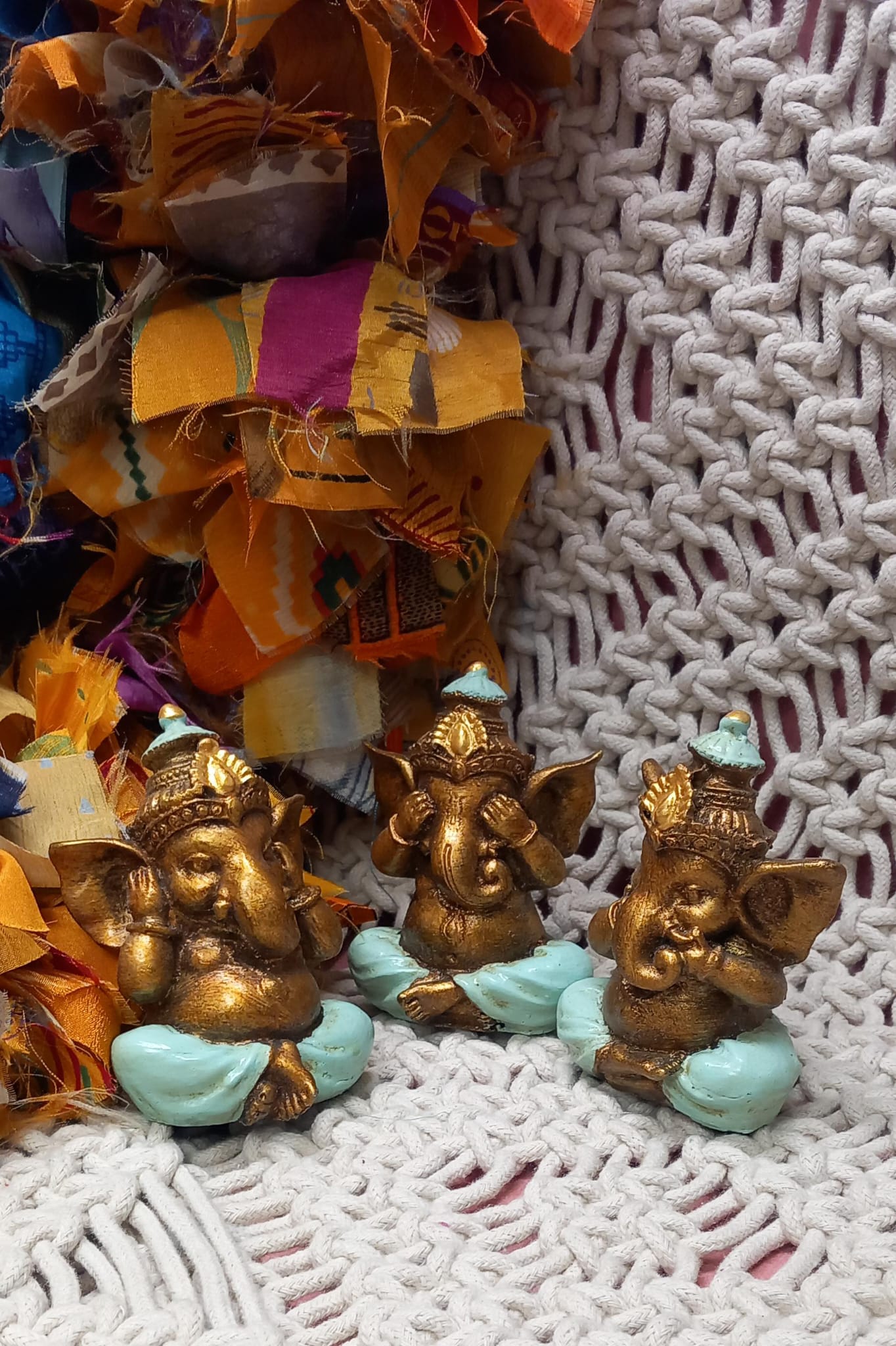 Set de 3 Piezas artesanales de carácter espiritual, ideal para llenar de intención y simbolismo cualquier espacio. Este set de Ganeshas es envío gratis sin pedido mínimo.