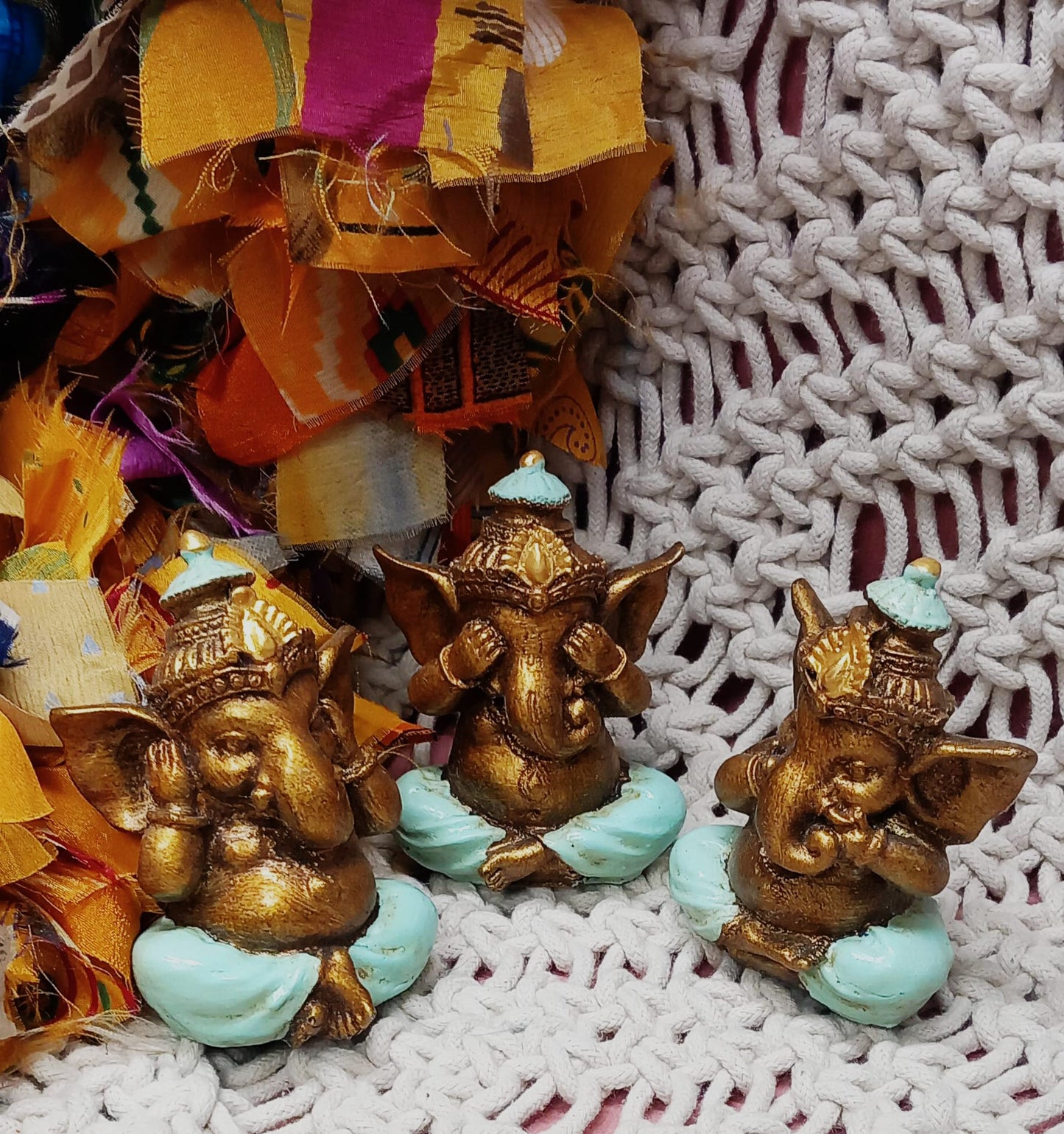 Set de 3 Piezas artesanales de carácter espiritual, ideal para llenar de intención y simbolismo cualquier espacio. Este set de Ganeshas es envío gratis sin pedido mínimo.