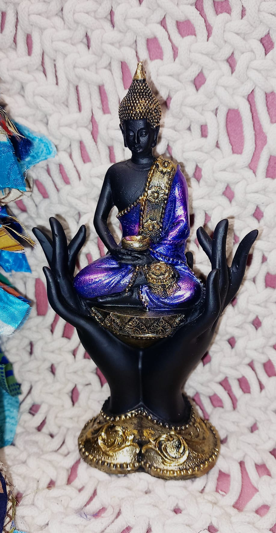 Pieza de Buda con el rostro sereno y los detalles esculpidos refleja la calma y la trascedencia.Envío gratis sin pedido mínimo.