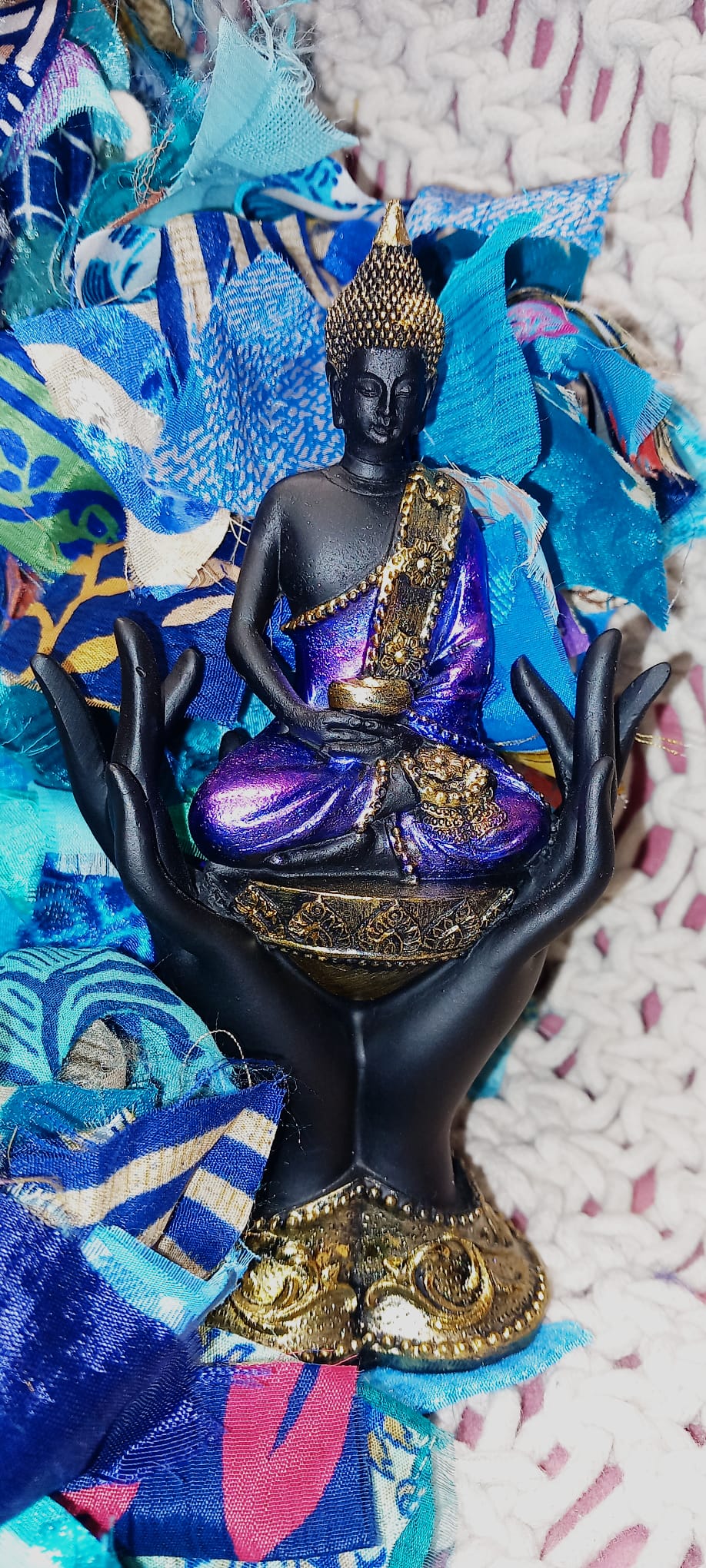 Pieza de Buda con el rostro sereno y los detalles esculpidos refleja la calma y la trascedencia.Envío gratis sin pedido mínimo.