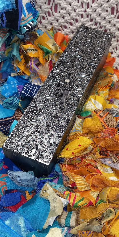 CAJA DE MADERA ARTESANALMENTE TALLADA Y PINTADA A MANO CON FILIGRANAS.ENVÍO GRATIS SIN PEDIDO MÍNIMO.