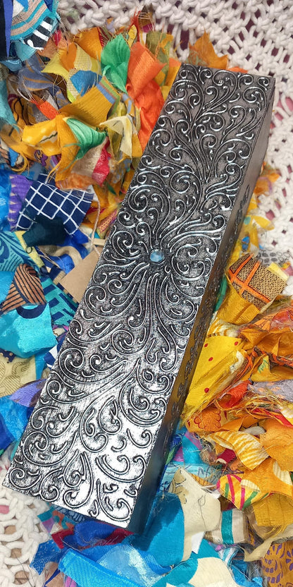 CAJA DE MADERA ARTESANALMENTE TALLADA Y PINTADA A MANO CON FILIGRANAS.ENVÍO GRATIS SIN PEDIDO MÍNIMO.